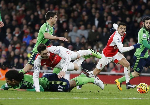 Mesut Özil z Arsenalu společně s Alexisem Sánchezem při marném boji s obranou Southamptonu.