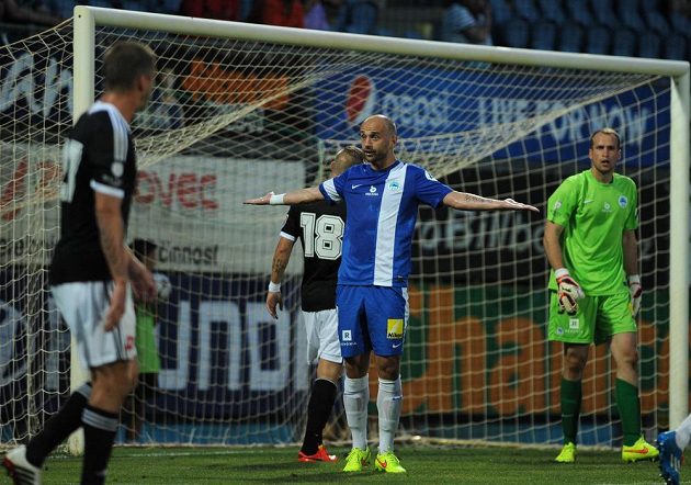 Utkání 1. kola první fotbalové ligy: SK Dynamo České Budějovice - FC Slovan Liberec. Na snímku liberecký obránce Miloš Karišik (uprostřed).