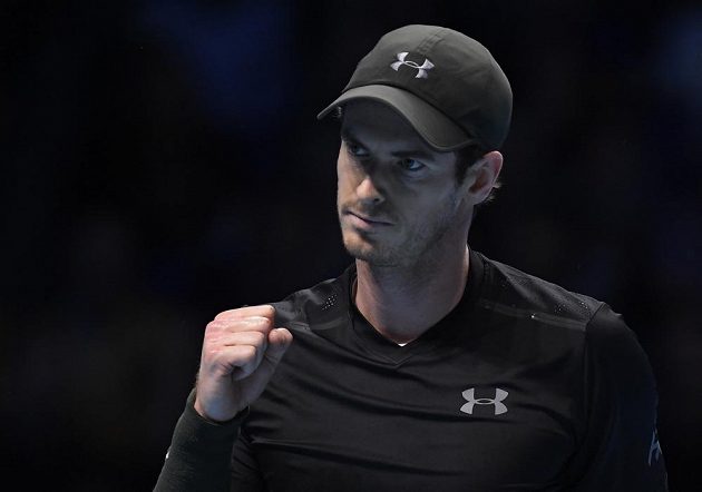 Andy Murray z Velké Británie se raduje po vítězném míčku ve finále Turnaje mistrů proti Novaku Djokovičovi.