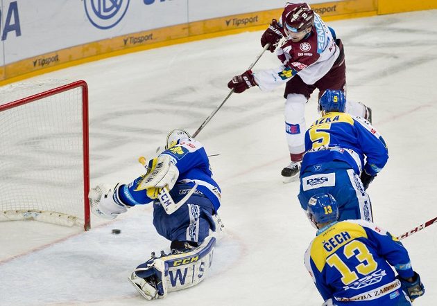 Útočník Sparty Petr Kumstát (vzadu) střílí gól zlínskému brankáři Liborovi Kašíkovi.