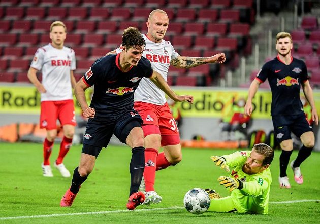 Patrik Schick (vlevo) z Lipska se snaží překonat kolínského brankáře Timo Horna. Brání mu Toni Leistner (37).