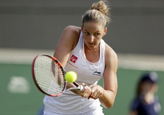 Česká tenista Kristýna Plíšková v utkání druhého kola Wimbledonu proti Světlaně Kuzněcovové.