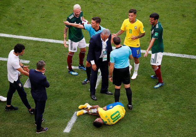 Miguel Layún už má míč, zato Neymar se svíjí v bolestech, jelikož mu mexický bek šlápl na kotník.