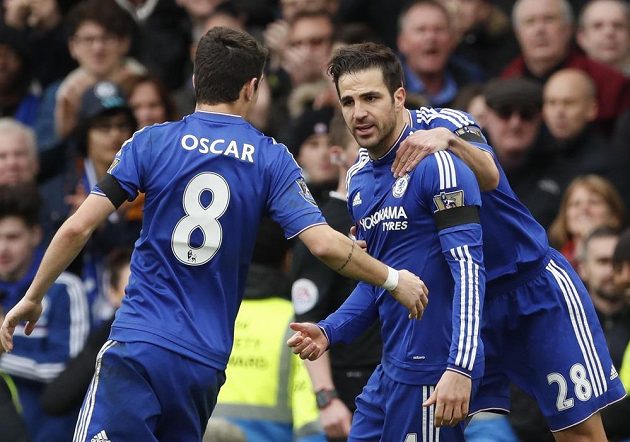 Záložník Chelsea Cesc Fábregas dvakrát skóroval, ale Blues doma pouze remizovali 2:2 s Kladiváři.