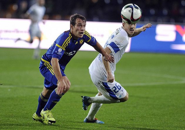 Jakub Fulnek z Jihlavy (vlevo) a liberecký obránce Lukáš Bartošák bojují o balón.