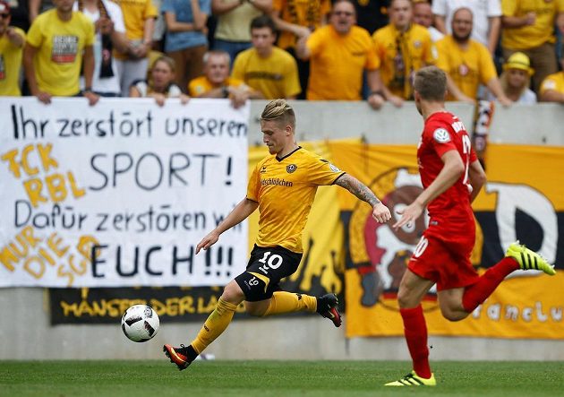 „Ničíte náš sport, my zničíme vás,“ stálo na jednom z transparentů při pohárovém utkání Drážďan s Lipskem. Domácí Marvin Stefaniak se pokouší centrovat, Benno Schmitz se mu v tom marně snaží zabránit.