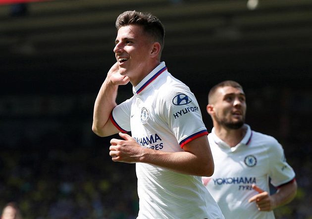 Fotbalisté Chelsea díky dvěma gólům Tammyho Abrahama ve třetím kole anglické ligy porazili 3:2 Norwich. Druhý gól Chelsea vstřelil Mason Mount, který oslavuje svou trefu.