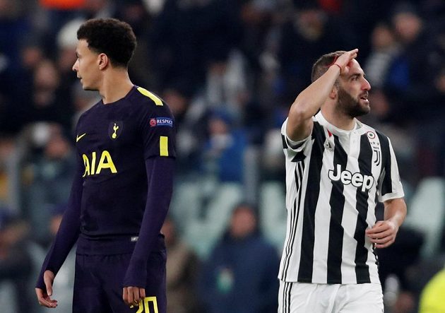 Gonzalo Higuaín z Juventusu se raduje z gólu proti Tottenhamu, vlevo je Dele Alli.