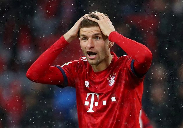 Útočník fotbalového Bayernu Mnichov Thomas Müller sice v tuhle chvíli neskrývá překvapení, ale jeho tým nakonec nad Mohučí vysoko vyhrál.
