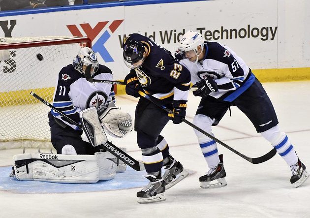 Brankář Winnipegu Ondřej Pavelec (31) odolal i při pokusu Dmitrije Jaškina (23) ze St. Louis. Pomoci se mu snaží Tyler Myers (57).