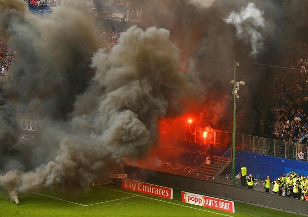Peklo v Hamburku. Fanoušci fotbalové HSV se nechtěli smířit se sestupem a řádili během duelu s Mönchengladbachem.