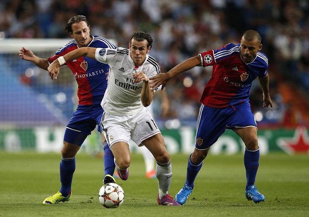 Gareth Bale z Realu mezi basilejskými Lukou Zuffim (vlevo) a Walterem Samuelem.