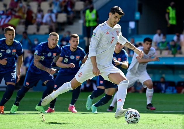 Španělský fotbalista Alvaro Morata zahodil v utkání EURO proti Slovensku pokutový kop.
