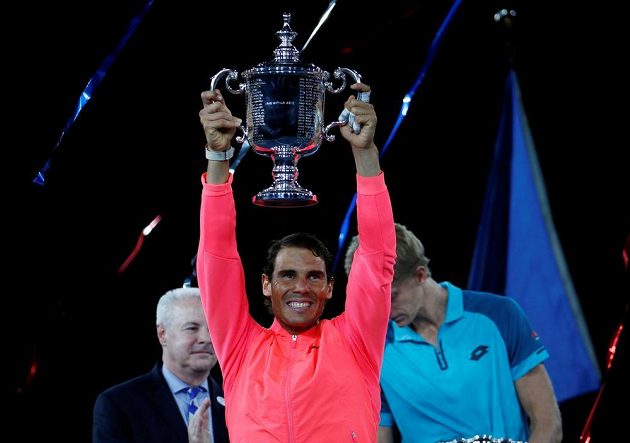 Rafael Nadal zvedl nad hlavu trofej pro vítěze mužské dvouhry na US Open.