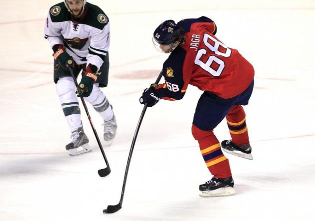 Útočník Floridy Jaromír Jágr střílí vítězný gól proti Minnesotě. Marco Scandella (6) jen přihlíží.