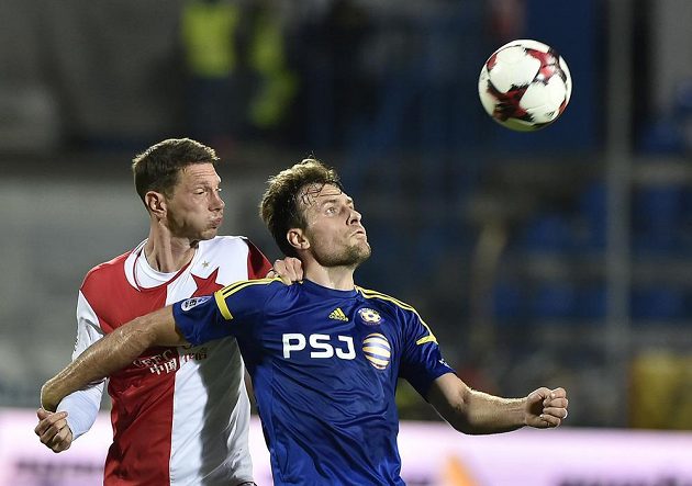 Jiří Bílek ze Slavie a Michael Rabušic z Jihlavy (vpravo) v osmifinále MOL Cupu.