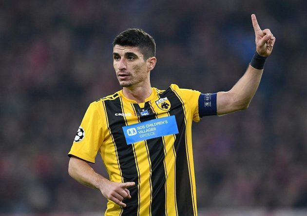 Fotbalista řeckého AEK Atény Petros Mantalos gestikuluje během utkání na hřišti Bayernu v Lize mistrů.