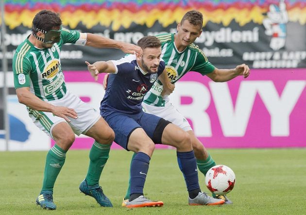 Zleva Josef Jindřišek z Bohemians, Tomáš Zajíc ze Slovácka a Lukáš Hůlka z Bohemians.