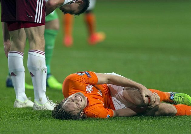 Nizozemský fotbalista Daley Blind se drží za zraněné koleno v utkání proti Lotyšsku po střetu s Eduardsem Viskanovsem.