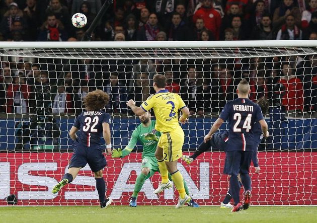 Obránce Branislav Ivanovič (č. 2) střílí na hřišti PSG vedoucí gól Chelsea v úvodním osmifinálovém zápase Ligy mistrů.