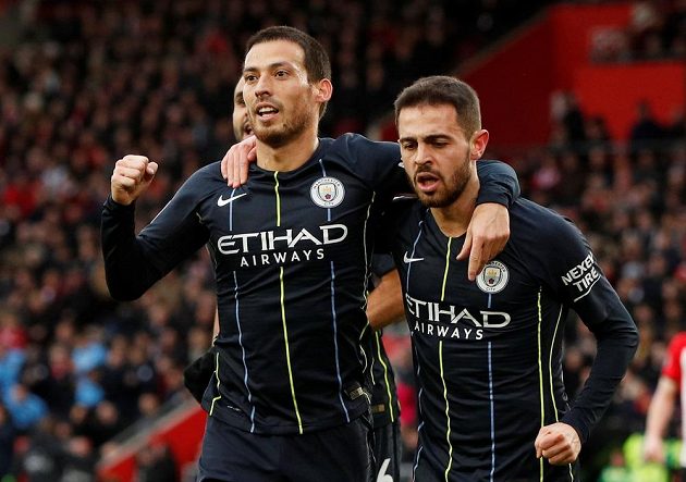 David Silva (vlevo) a Bernardo Silva z Manchesteru City se při utkání v Southamptonu radují z gólu.