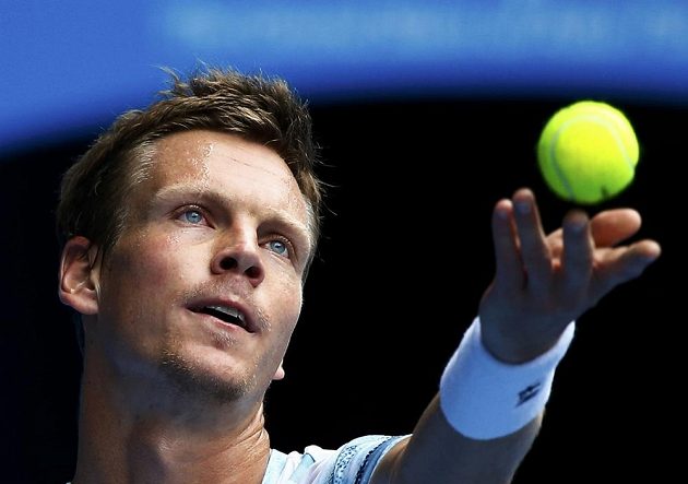 Český tenista Tomáš Berdych si nadhazuje míček při podání proti Rafaelu Nadalovi ve čtvrtfinále Australian Open.