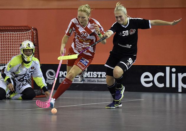 Ida Sundbergová z Pixbo Wallenstam IBK (uprostřed) a Emili Kumpuniemiová z SB Pro (vpravo).