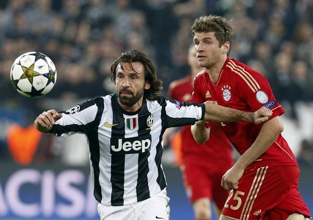 Andrea Pirlo (vlevo), režisér hry Juventusu, si dělá prostor před Thomasem Müllerem z Bayernu.