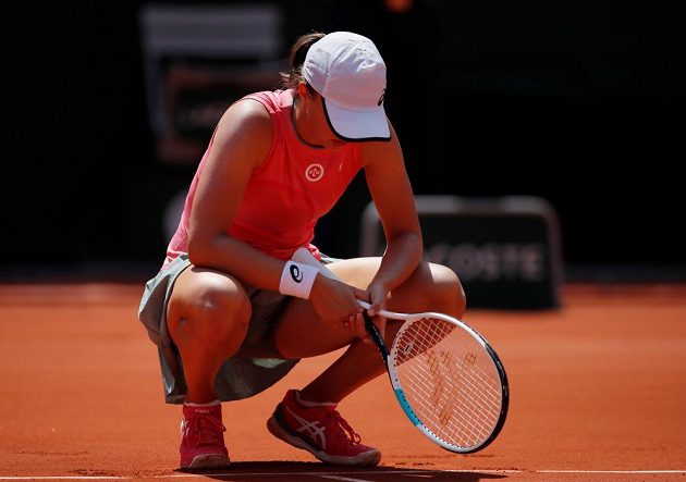 Obhájkyně titulu na French Open - polská tenistka Iga Šwiateková - měla ve čtvrtfinále zdravotní problémy a její výkon měl do ideálu daleko.