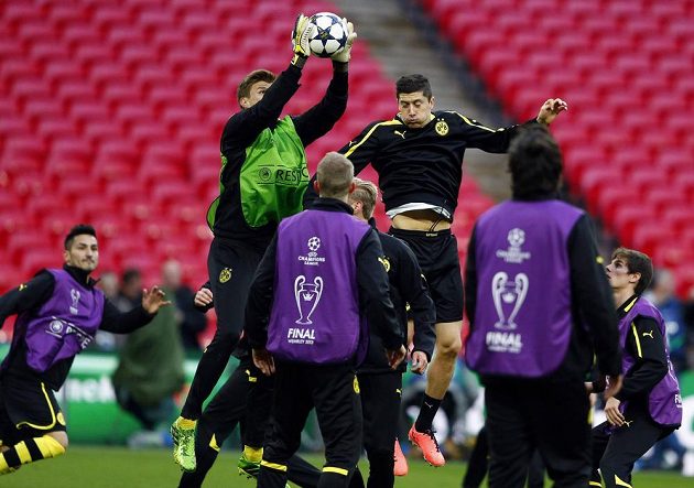 Gólman Borussie Mitchell Langerak (vlevo) byl u centru dříve než kanonýr Robert Lewandowski.