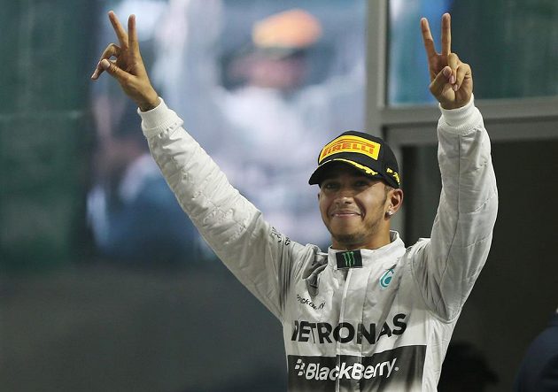 Brit Lewis Hamilton, nový mistr světa v závodech F1, po triumfu v závěrečném podniku na okruhu Yas Marina v Abú Zabí.