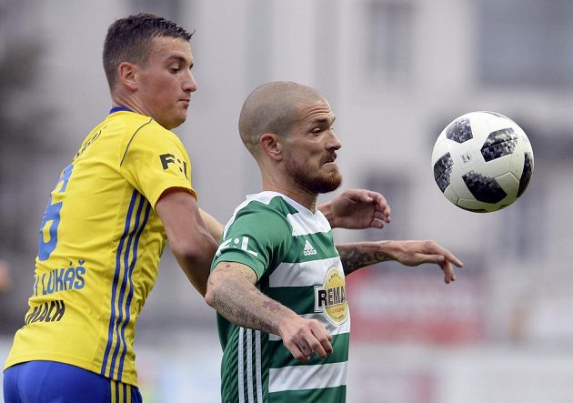 Zleva Lukáš Holík ze Zlína a David Bartek z Bohemians v 8. kole první fotbalové ligy.
