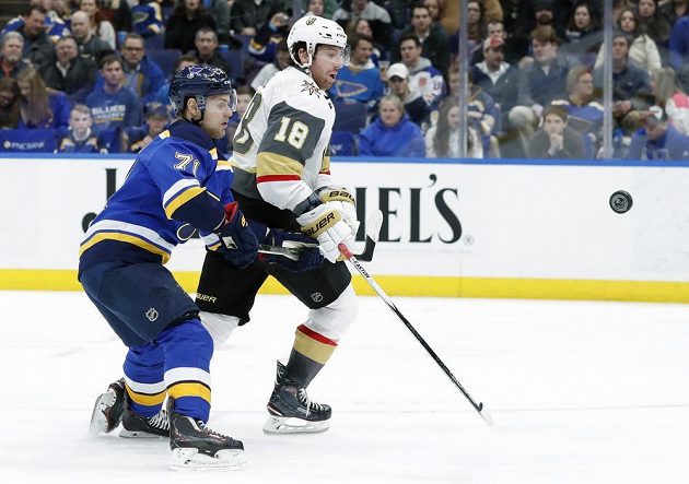 Český útočník St. Louis Blues Vladimír Sobotka se dere za pukem přes soupeře z Vegas Golden Knight v utkání NHL.