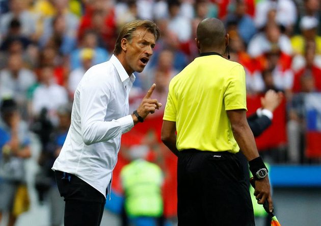 Marocký trenér Herve Renard nebyl spokojený během duelu MS s Portugalskem s výrokem hlavního arbitra a neváhal na to asistenta na lajně náležitě upozornit.