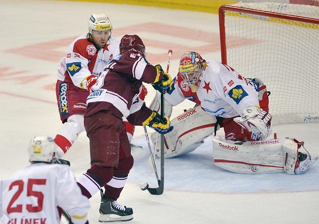 Ivan Rachůnek (druhý zprava) střílí první gól Sparty v derby proti Slavii. Vlevo přihlíží útočník červenobílých Jaroslav Bednář, vpravo brankář Dominik Furch.