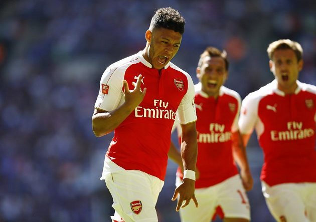 Alex Oxlade-Chamberlain se raduje z branky, kterou vstřelil v zápase Community Shield Chelsea.