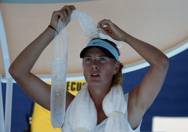 Ruska Maria Šarapovová si chladí hlavu v utkání proti Karin Knappové na Australian Open.