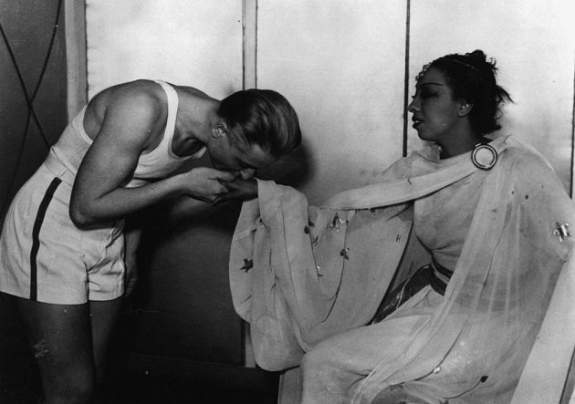 Snímek z roku 1930. Zdeňka Koubková při setkání s proslulou herečkou a zpěvačkou Josephine Bakerovou.