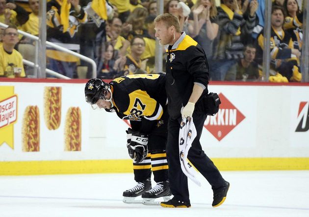 Zraněný Sidney Crosby opouští led v průběhu třetího zápasu semifinále Východní konference NHL.