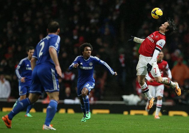 Tomáš Rosický (7) si zpracovává míč před dvojicí protihráčů z Chelsea Branislavem Ivanovičem (2) a Willianem.