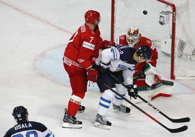 Finský hokejista Oskar Osala dává gól v utkání s Běloruskem na mistrovství světa 2017.