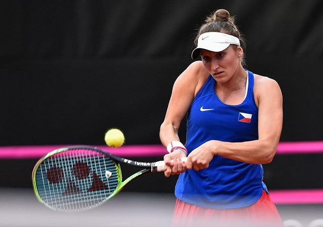 Česká tenistka Markéta Vondroušová v utkání s Leylah Fernandezovou z Kanady během utkání Fed Cupu.