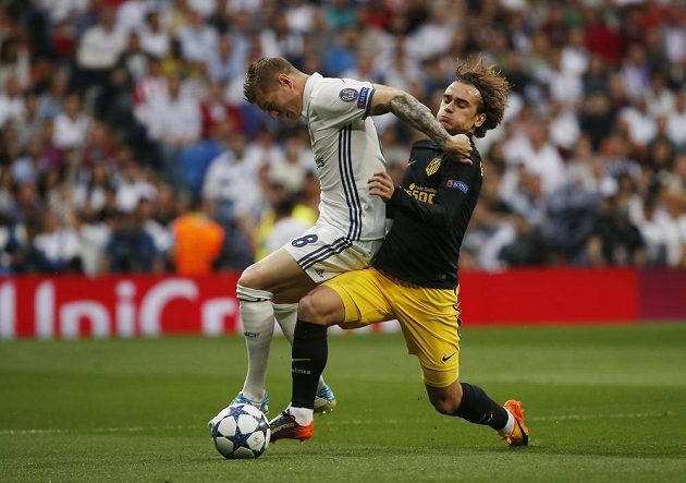 Toni Kroos z Realu Madrid v souboji s Antoinem Griezmannem z Atlétika Madrid v úvodním semifinále Ligy mistrů.