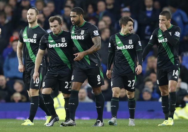Záložník Stoke Xherdan Shaqiri (druhý zleva) slaví se spoluhráči gól na hřišti Evertonu.