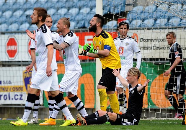 Zleva hradečtí Jan Schejbal, Pavel Dvořák, Juraj Križko, gólman Tomáš Koubek a Jakub Chleboun, na zemi budějovický Pavel Novák a zcela vpravo Adam Varadi, také z Budějovic.