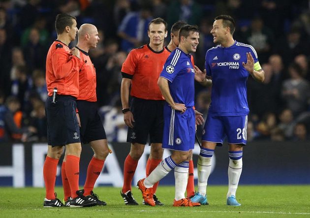 Fotbalisté Chelsea John Terry (vpravo) a Cesar Azpilicueta o poločasové přestávce diskutují s českým sudím Pavlem Královcem, který neodpískal v utkání Ligy mistrů proti Dynamu Kyjev penaltu po nafilmovaném pádu Diega Costy v šestnáctce.