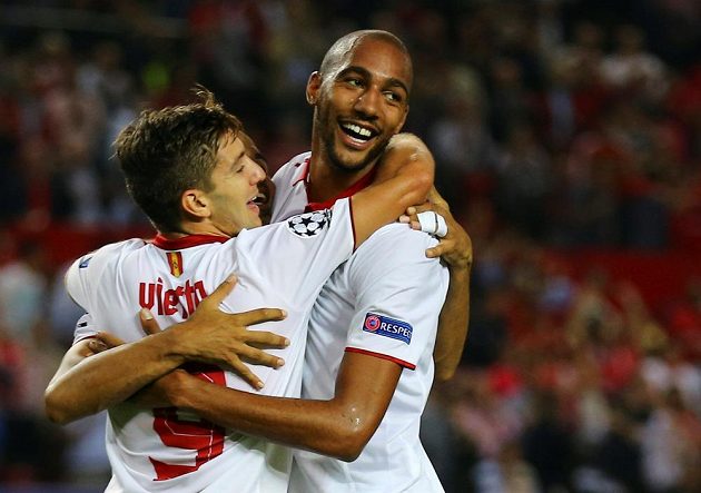 Fotbalisté Sevilly slaví gól proti Dinamu Záhřeb. Vpravo je střelec Steven N'Zonzi.