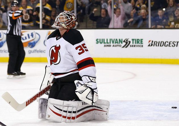 Gólman New Jersey Cory Schneider (35) po brance inkasované od bostonského Patrice Bergerona.