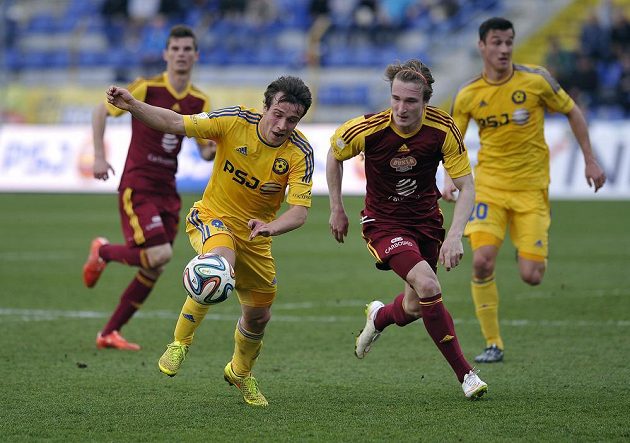 Jihlavský záložník Jakub Fulnek (vpředu vlevo) a obránce Dukly Matěj Hanousek v souboji o balón.