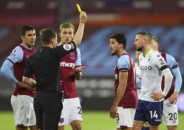 Judge Peter Bankes gives a yellow card to Pablo Fornals, watches Tomáš Souček. 